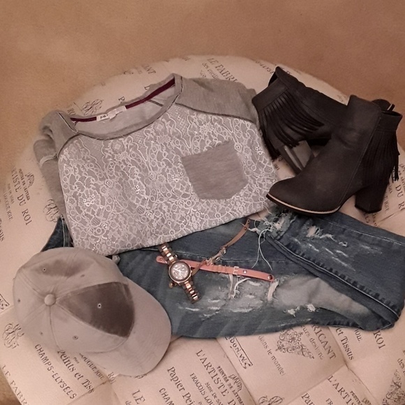 LACE Longsleeve Sweatshirt - Picture 1 of 5